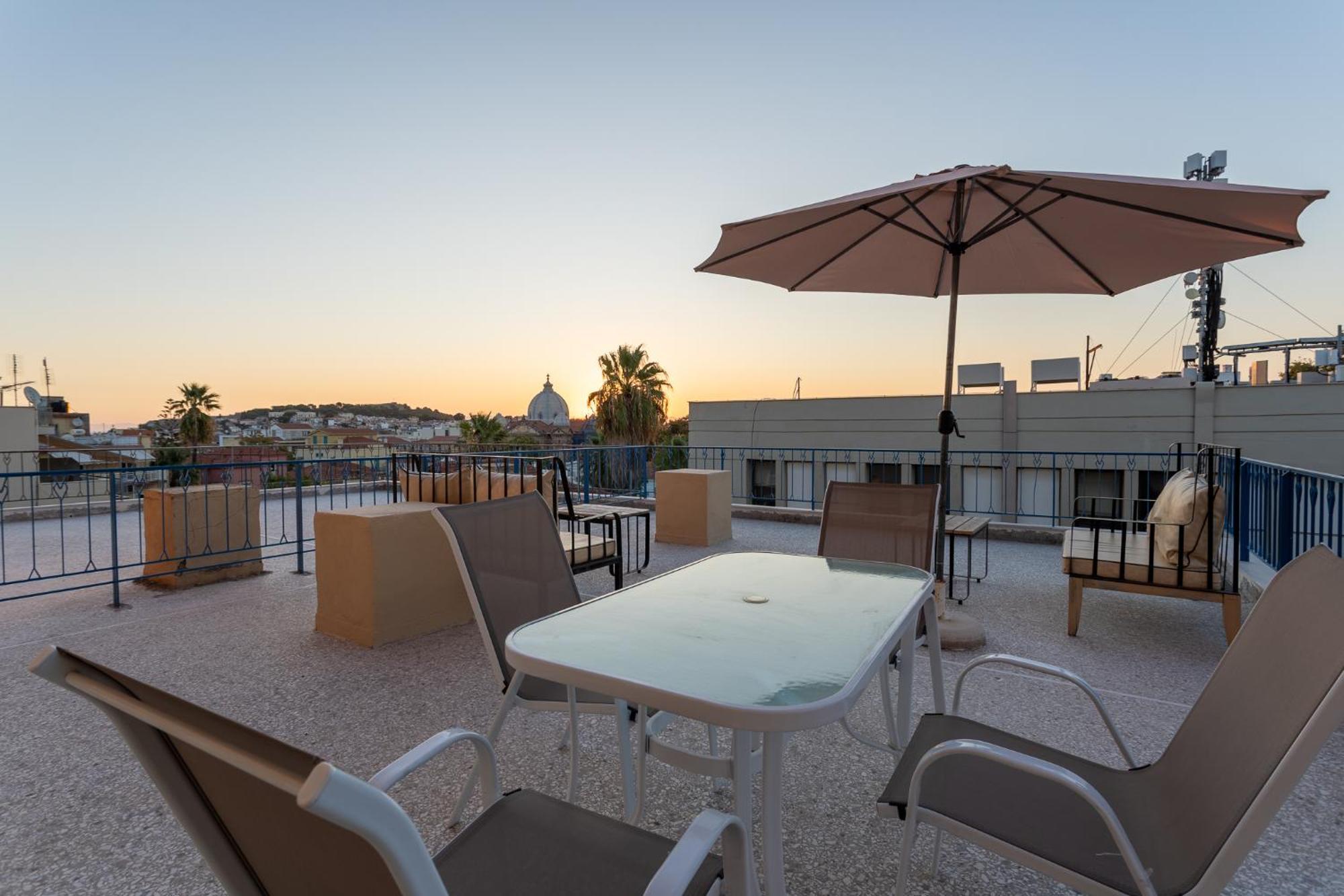 Central Mytilene City-View Apartment For 7 Zewnętrze zdjęcie
